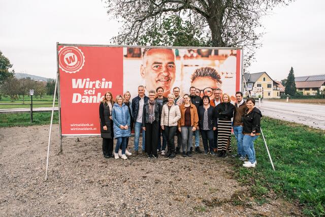 Ab sofort stehen an den Einfahrten aller Ortschaften, in denen ein Wirtshaus an der Kampagne teilnimmt, solche Plakate. | Foto: Leader Thermenland-Wechselland