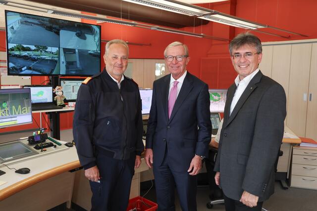 Im Bild v.l.: Landesfeuerwehrkommandant Günter Trinker, Landeshauptmann Wilfried Haslauer und Markus Kurcz, Leiter des Katastrophenschutzes des Landes in der Einsatzzentrale der Landesalarm- und Warnzentrale (LAWZ) | Foto: Land Salzburg / Franz Neumayr