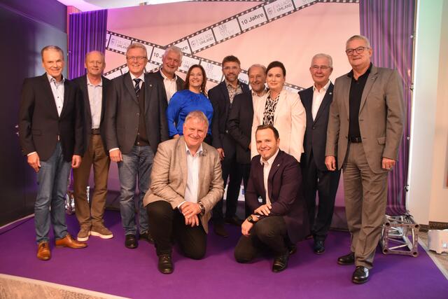 LAG- und Regionalmanagerin Melanie Köfeler (5.v.l.) und LAG Villach-Umland-Obmann Josef Haller (4.v.r.) mit den Bürgermeistern. | Foto: MeinBezirk.at