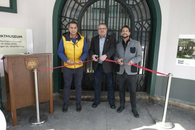 Marktamtsdirektor Andreas Kutheil, Mariahilfer Bezirksvorsteher Markus Rumelhart (SPÖ) und Naschmarktsprecher Omar Lashin schnitten feierlich das Band durch. | Foto: Max Spitzauer/MeinBezirk