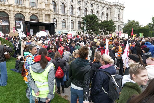 Anwesende Pädagoginnen und Pädagogen drücken gegenüber MeinBezirk ihren Unmut aus. | Foto: Maximillian Spitzauer/MeinBezirk