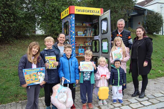 Über die neue Tauschzelle freuen sich Kindergartenleiterin Melanie Werderits (3. von links), Bürgermeister Wolfgang Eder sowie die Kinder aus Burgauberg und Neudauberg. | Foto: Martin Wurglits