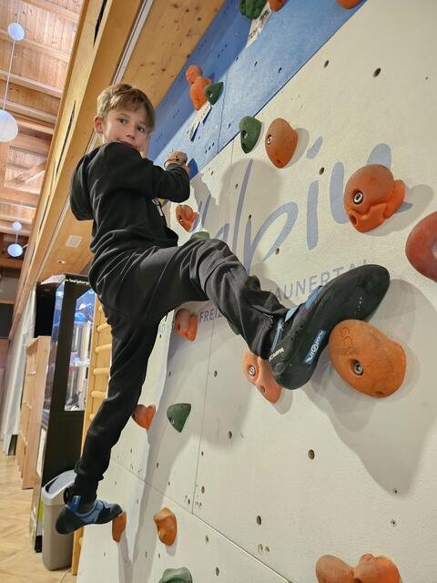 Zur Auflockerung ging es nach dem Schwimmen auf die Boulderwand. | Foto: Gabriel Althaler
