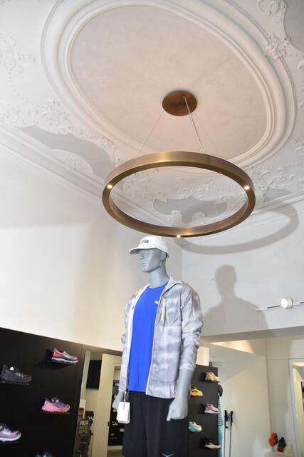 Erhalt des historischen Charmes: Bei der Renovierung des Geschäfts blieb die kunstvoll gestaltete Stuckdecke im Eingangsbereich erhalten. | Foto: Kendlbacher