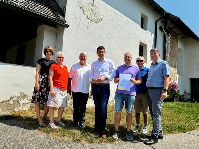 Katrin Londer, Ursula Sadjak, Pfarrer Josef Valeško, Landeshauptmann-Stellvertreter Martin Gruber, Mario Londer, Franz Sadjak und Reinhard Kreuz (von links) | Foto: Büro LHStv. Gruber