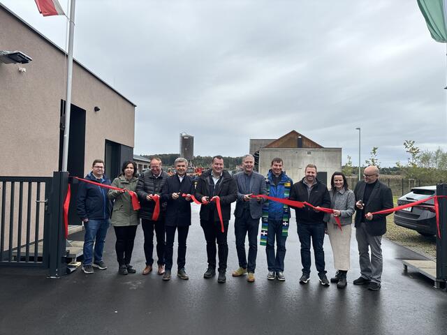 Alexander Streit, Ute Schmied, Robert Hammer, Franz Fartek, Marcus Gordisch, Johann Winkelmaier, Christoph Wiesler, Heinrich Gartner, Carina Kreiner und Ferdinand Gross (v.l.) bei der feierlichen Eröffnung des "neuen" Bauhofes in Fehring. | Foto: MeinBezirk