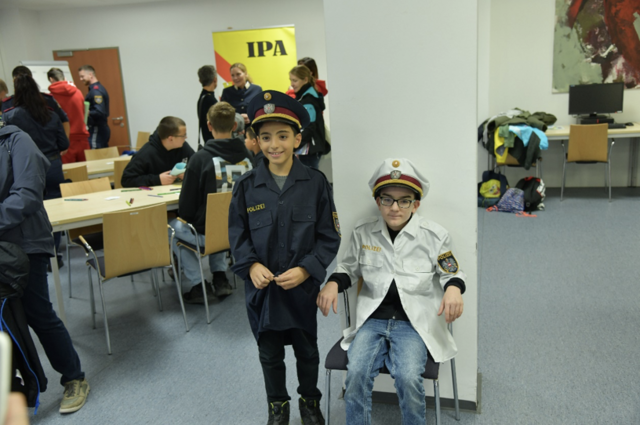 Besonders gut kam der Fotostand bei den Kindern an, sie hatten viel Spaß beim Anprobieren der Uniform. | Foto: FELSENSTEIN Günter (LPD NÖ)