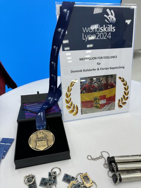 Der Lohn für ausgezeichnete Arbeit: "Medallion for Excellence" bei den World Skills in Frankreich | Foto: MeinBezirk