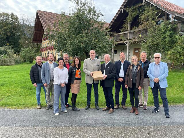 Landtagsabgeordneter Franz Graf (Mitte) mit den Teilnehmern am Naturpark-Gipfel in St. Lorenz. | Foto:  Verband der Naturparke Österreichs