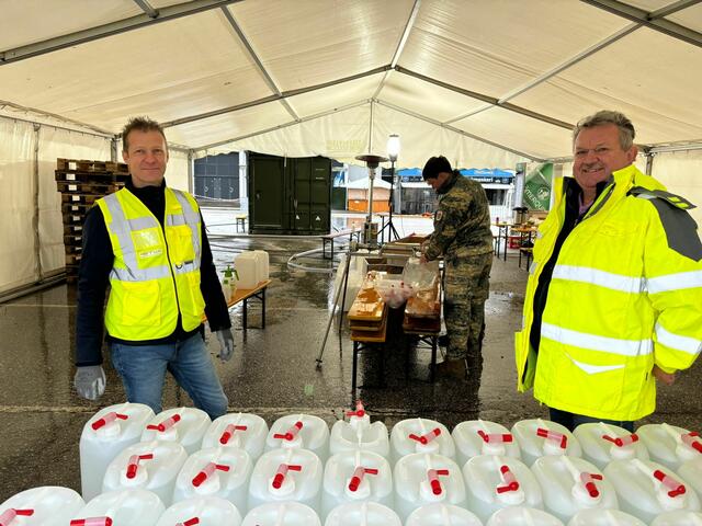 Zwei Bundesheerler und drei STW Mitarbeiter sind im Einsatz. | Foto: MeinBezirk.at
