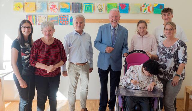 Tagesstätte-Leiterin Ulrike Reisner, Gabriele, Geschäftsführer Peter Hecht, Bürgermeister Klaus Schneeberger, Sabine, Corinna, Julian Kremsl und Monika Mayerhofer. | Foto: Stadt Wiener Neustadt/Maurer