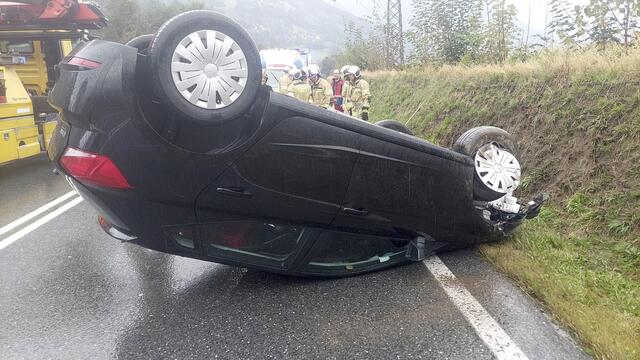 Das Fahrzeug geriet auf die Gegenfahrbahn und überschlug sich.  | Foto: ZOOM-Tirol