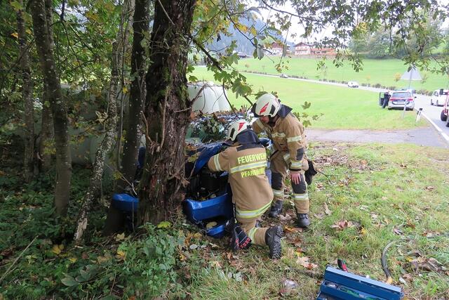 Der PKW wurde komplett zerstört. | Foto: FF Pfarrwerfen / Stefan Hafner