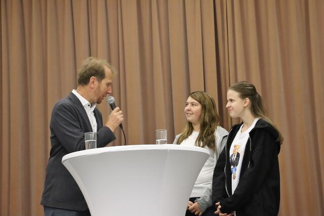 Begrüßten und moderierten die Veranstaltung: Leonie und Jasmin von der PTS Gratkorn, Dir. Reinhard Koopmans dankte den Schülerinnen dafür | Foto: Edith Ertl