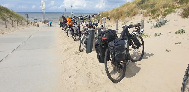 Die holländische Küste bietetParkplätze für Radler im Fern- und Nahverkehr! | Foto: privat