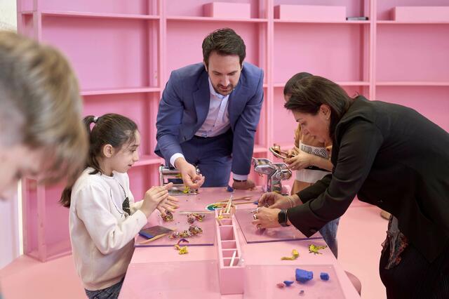 Bildungsstadtrat Christoph Wiederkehr (Neos) knetete eine Schneefrau samt Weihnachtsbaum aus Plastilin. | Foto: Stadt Wien/Markus Wache