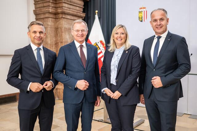 LR Wolfgang Hattmannsdorfer, LH Thomas Stelzer, stv. Städtebund-Vorsitzende Sabine Naderer-Jelinek und Gemeindebund-Präsident Christian Mader präsentieren die GmbH für das Pflegemanagement in Oberösterreich. | Foto: Land OÖ/Mayr