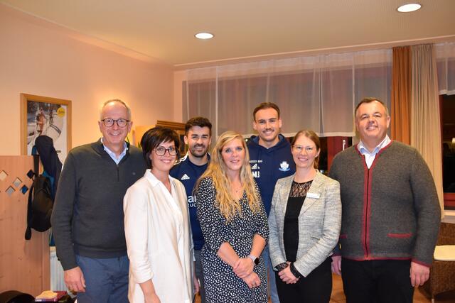 Manfred Sampl, Doris Perchtold, Stefanie Schaepmann, Martina Lerchner-Kovryhin, Dietmar Trausnitz (vorne v.li); Ulrich Bayr und Michael Baier (hinten) | Foto: RegionalMedien Salzburg