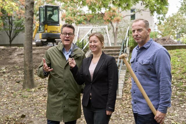 v. l.: Klimastadtrat Jürgen Czernohorszky, Bezirkschefin Silvia Janković und Gemeinderat Stephan Auer-Stüger (alle SPÖ) beim feierlichen Spatenstich. | Foto: Markus Wache