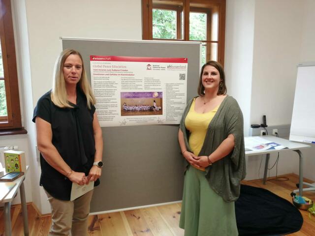 Die Elementarpädagoginnen des Kindergartens Schlaining Michaela Divosch, Leiterin, und ihre Kollegin Nadine Wagner präsentieren ihr Projekt. | Foto: Ursula Gamauf