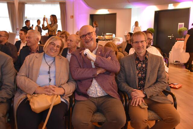 Treffens Bürgermeister Klaus Glanznig (SPÖ, Mitte) fand auch seine Gemeinde im Rahmen der Filmpremiere hervorragend präsentiert. | Foto: MeinBezirk.at