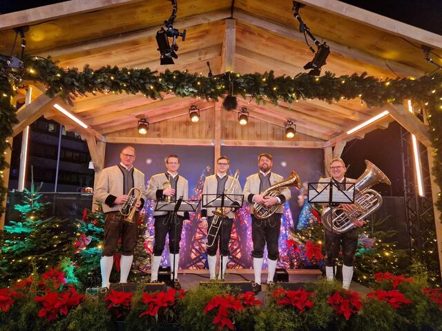 Die Unterinntaler Weihnachtsbläser unterstützen in Not geratene Familien und soziale Projekte mit CD-Produktionen.  | Foto: Peter Obrist 