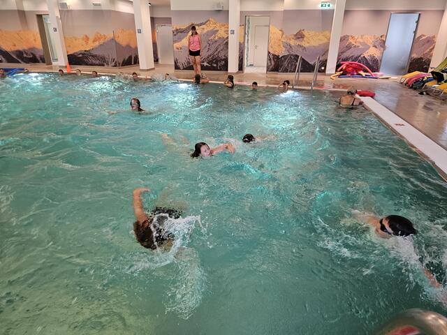 Die Schüler hatten im Quellalpin sichtlich Freude im kühlen Nass. | Foto: Gabriel Althaler