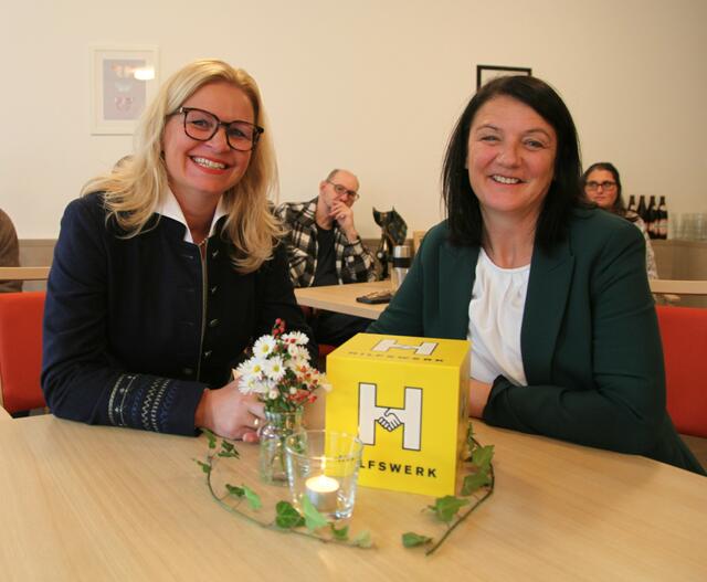Elke Schmiderer (Regionalleitung Pinzgau Hilfswerk Salzburg) mit Sieglinde Islitzer-Lerch (Bürgermeisterin Hollersbach) bei der Jubiläumsfeier. | Foto: Hilfswerk Salzburg