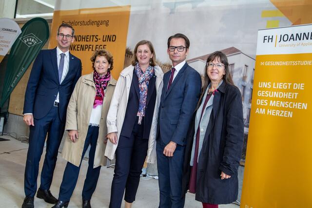 Gleichenfeier in Kapfenberg: Martin Payer, Ursula Lackner, Barbara Eibinger-Miedl, Matthäus Bachernegg und Corinna Engelhardt-Nowitzki (v.l.) | Foto: FH JOANNEUM / Terler