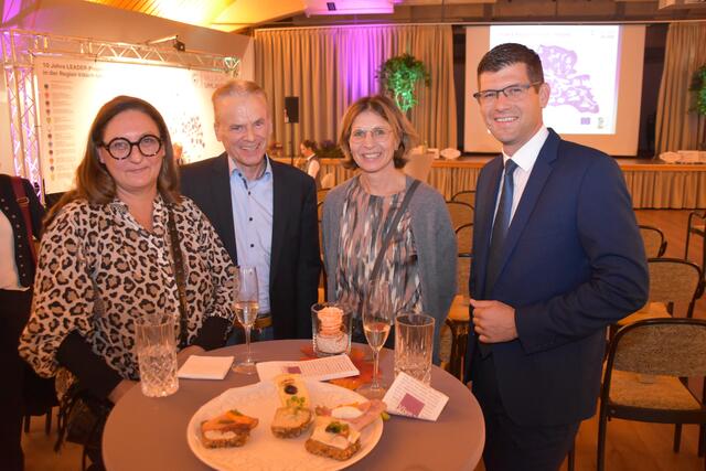 Landeshauptmann-Stellvertreter Martin Gruber (ÖVP, rechts) mit Veldens Bürgermeister Ferdinand Vouk (SPÖ, 2. von links) | Foto: MeinBezirk.at