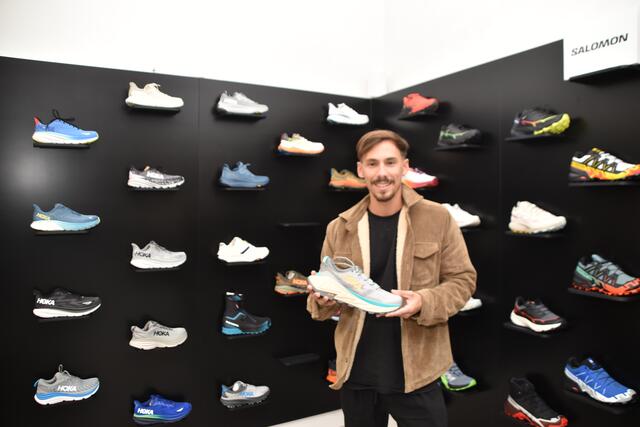 Nico Vettori präsentiert die neuen Laufschuhe. | Foto: Kendlbacher