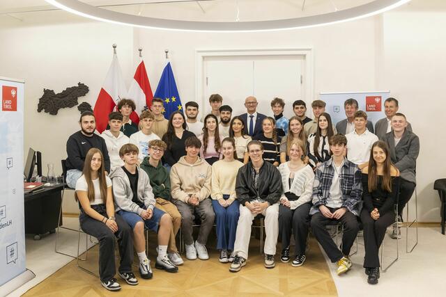 Bei der Oktober-Ausgabe von „Frag den LH" war die 4BK Klasse der HAK Schwaz zu Gast.
 | Foto: Land Tirol/die Fotografen