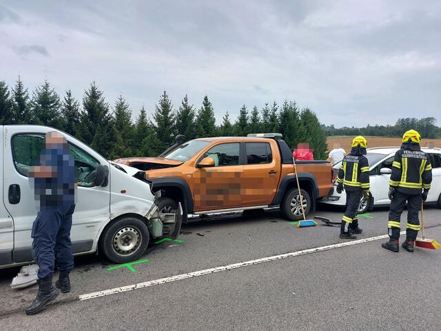 Am 5. August kam es auf der LB5 bei Waidhofen zu einem folgenschweren Verkehrsunfall. Ein Lieferwagen krachte in ein Pannenfahrzeug. | Foto: FF Waidhofen/Thaya