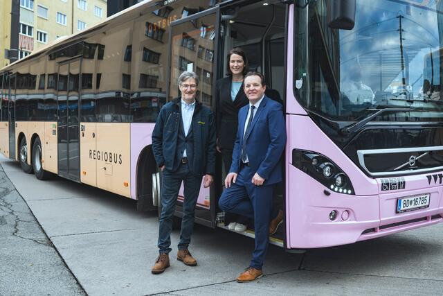 Unterstreichen die Vorteile von ausgewiesenen ÖPNV-Spuren auf der Autobahn (v.r.): Verkehrslandesrat René Zumtobel, WK-Präsidentin Barbara Thaler und Martin Granbichler, Ausschussmitglied der Fachgruppe der Tiroler Autobusunternehmungen. | Foto: Berger