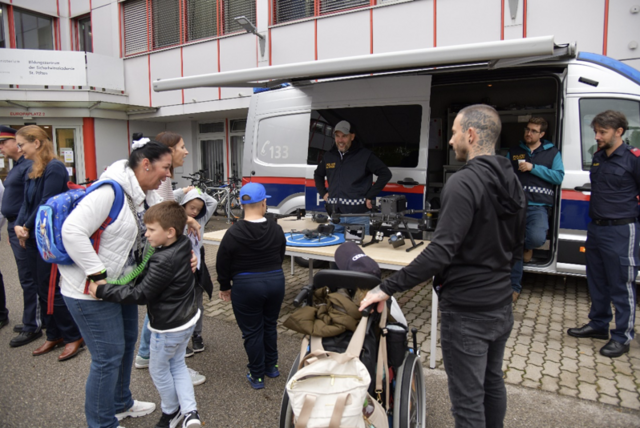 Die Kinder dürfen die Drohnen der Einsatzabteilung anschauen und stellen ganz viele Fragen. | Foto: FELSENSTEIN Günter (LPD NÖ)