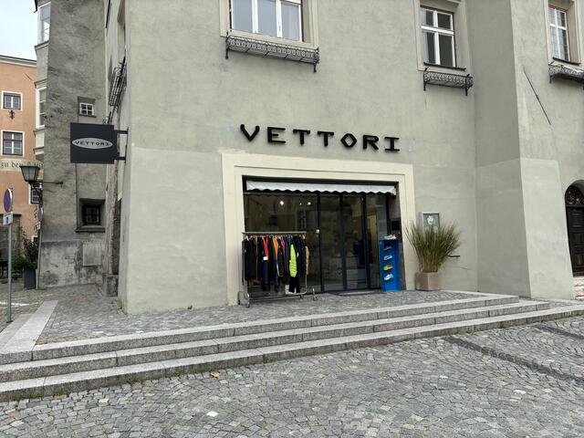 Neueröffnung am Oberen Stadtplatz: Das Herren- und Sportgeschäft von Günter Vettori hat nach dem Umzug der Apotheke ins Kolpinghaus neue Räumlichkeiten bezogen. | Foto: Kendlbacher