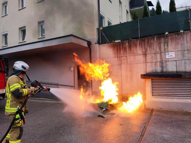 Die FF Bruckhäusl rückte zu einem Löscheinsatz bei einem Mehrparteienhaus aus. | Foto: ZOOM.Tirol