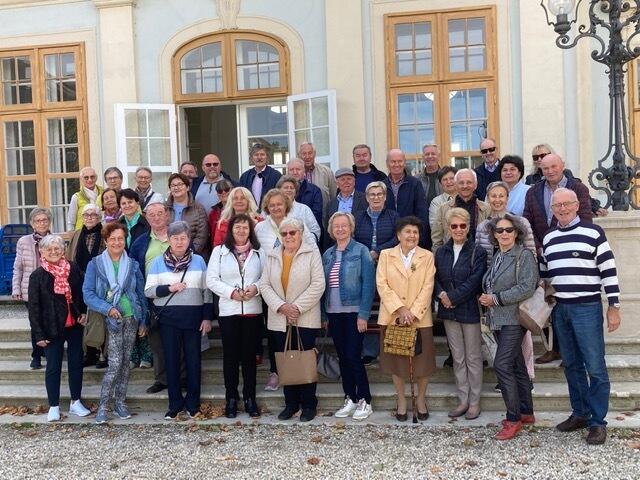 Gruppe vor dem Schloss Halbturn. | Foto: Werner Gradwohl