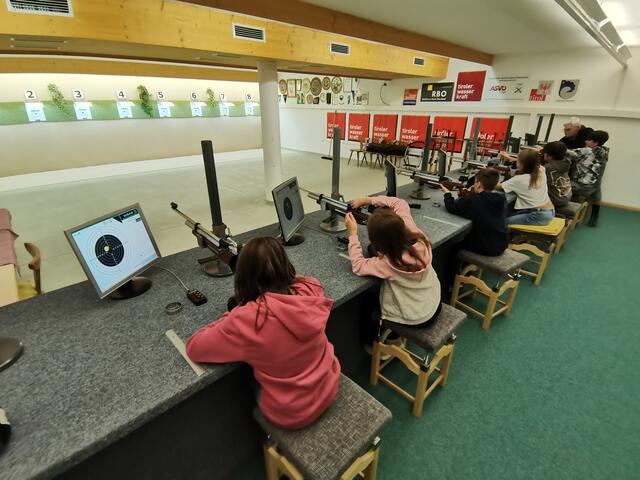 Sie können nicht nur schwimmen, sondern treffen auch am Schießstand. | Foto: Gabriel Althaler