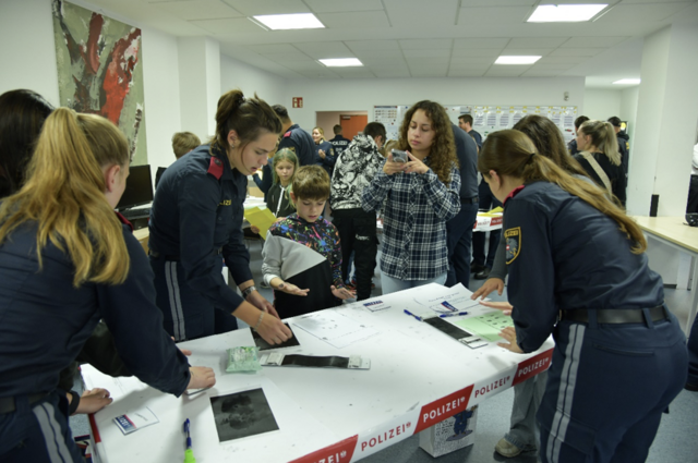 Schülerinnen des BZS St. Pölten fertigen Fingerabdrücke der ASO-Kinder an und helfen ihnen auch liebevoll, die Farbe wieder loszuwerden. | Foto: FELSENSTEIN Günter (LPD NÖ)