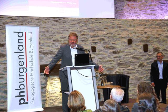 Bildungsdirektor Alfred Lehner bei seinem Eröffnungs-Statement.