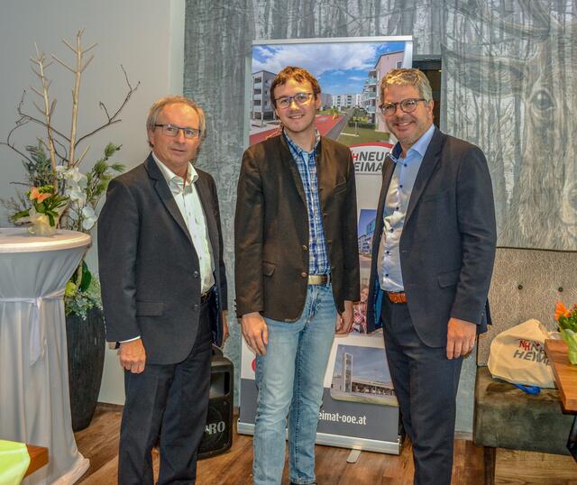 Landtagsabgeordneter Wolfgang Klinger, Ortsparteiobmann Patrick Exenschläger und Robert Oberleitner, Geschäftsführer der Neuen Heimat Oberösterreich, bei der Wohnungsübergabe.
 | Foto: FPÖ GR/EF