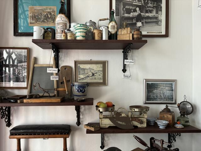 Der kleine Raum ist voller alter Schätze. | Foto: Tamara Winterthaler/MeinBezirk