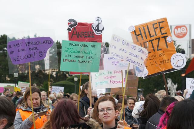 Trotz kühlen Wetterbedingungen hatten sich am Mittwoch viele Elementarpädagoginnen und -pädagogen am Maria-Theresien-Platz versammelt. Gefordert werden bessere Rahmenbedingungen. | Foto: Maximillian Spitzauer/MeinBezirk