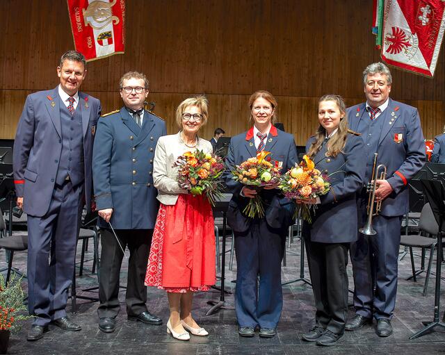 Kapellmeister Michael Hölbling, Kapellmeister Andrzej Kucharski, Moderatorin Maria Ellinger, Solistinnen an der Orgel Regina Mayer und Johanna Reichenfelser sowie Obmann Markus Steinbacher (BB-MK Innsbruck) (v.l.) freuen sich über ein gelungenes Konzert. | Foto: BB-MK Innsbruck_1