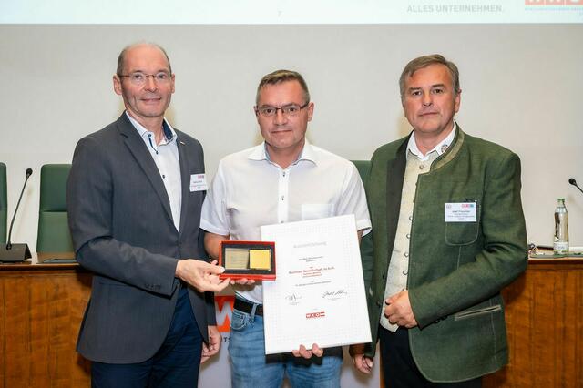 Innungsgeschäftsführer Markus Hofer (l.) und Landesinnungsmeister Josef Frauscher (r.) überreichten Buchner-Geschäftsführer Christian Buchner die Goldene Jubiläumsmedaille. | Foto: WKOÖ