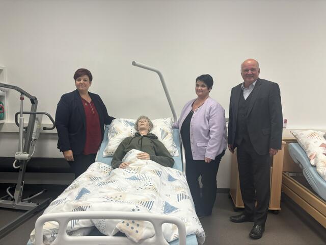 Vlnr.: Adelheid Oberhofer, Iris Schober (Direktorin der SOB) und Hans Warter (Obmann der SOB). | Foto: Sarah Braun