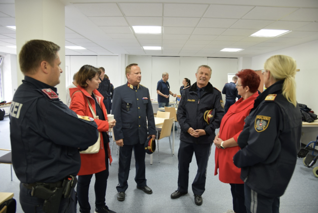 Roland Gelsamm (LPD NÖ), Schulqualitätsmanagerin Eva-Maria Hiegesberger, Bildungszentrumleiter Oberst Günter Gassner, Landespolizeidirektor Franz Popp, Schulleiterin der ASO SOL Ilona Tröls-Holzweber, HR Sonja Stamminger. | Foto: FELSENSTEIN Günter (LPD NÖ)