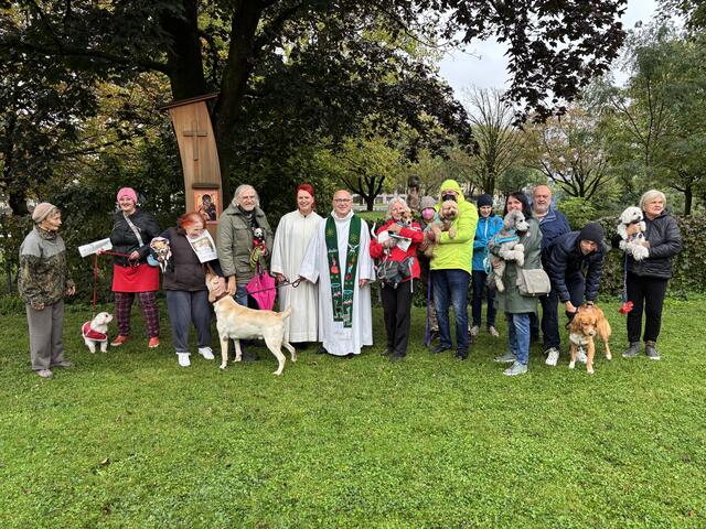 Verbundenheit von Mensch und Tier: Besucher der Tiersegnung in der Pfarre Petrus Canisius kamen trotz des schlechten Wetters, um den Segen für ihre Tiere zu empfangen. | Foto: MeinBezirk