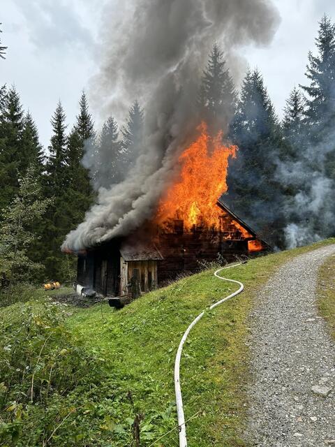 In der ausgebrannten Almhütte fanden die Einsatzkräfte eine tote Person. | Foto: FF Schwarzach im Pongau